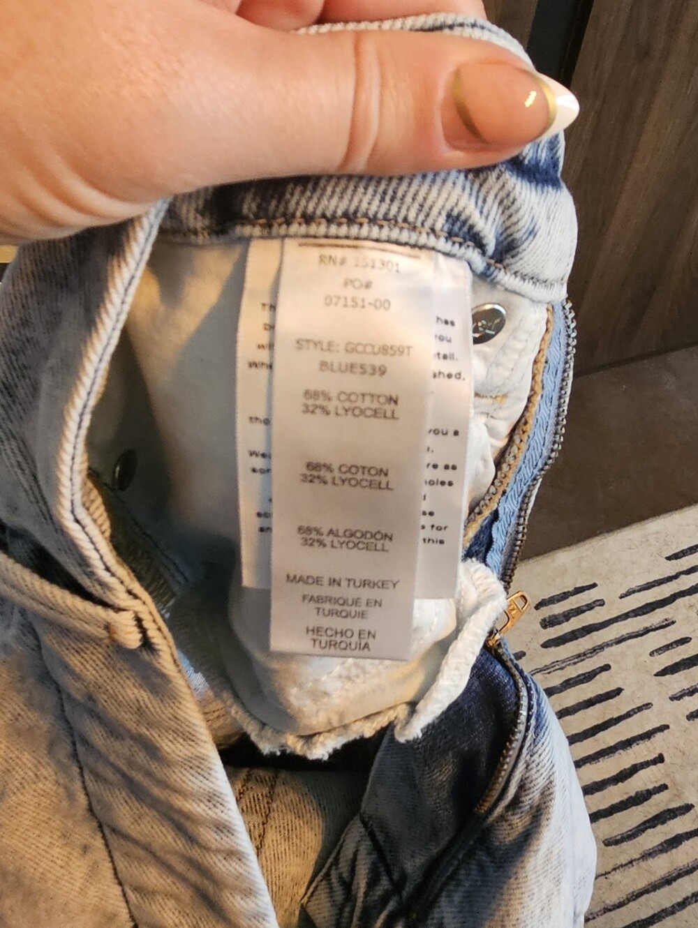 Good American Good Classic High Rise Distressed Jeans Light Wash 4/27 - Picture 4 of 5